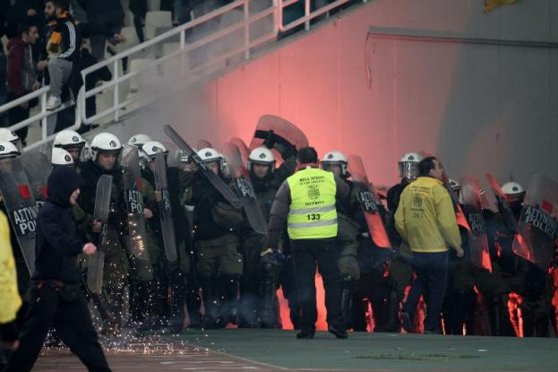 Επεισόδια στο ΟΑΚΑ – Δακρυγόνα και συγκρούσεις οπαδών με αστυνομικούς (βίντεο)